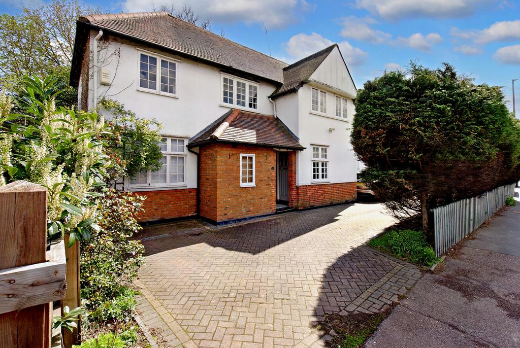 Eastcote Road, Pinner, HA5 5 bed detached house for sale £1,395,000