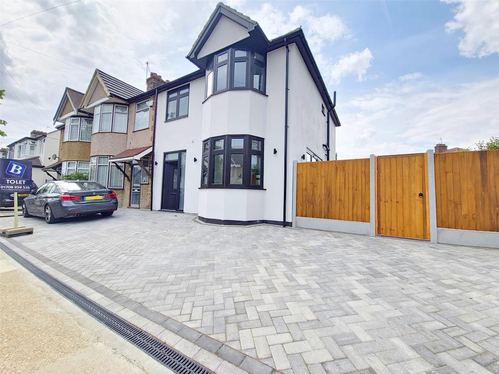 Norfolk Road, Upminster, RM14 4 bed end of terrace house £2,700 pcm