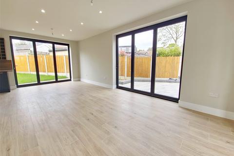 4 bedroom end of terrace house to rent, Norfolk Road, Upminster, RM14