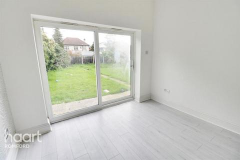 2 bedroom apartment to rent, Junction Road, Romford