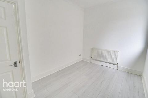 2 bedroom apartment to rent, Junction Road, Romford