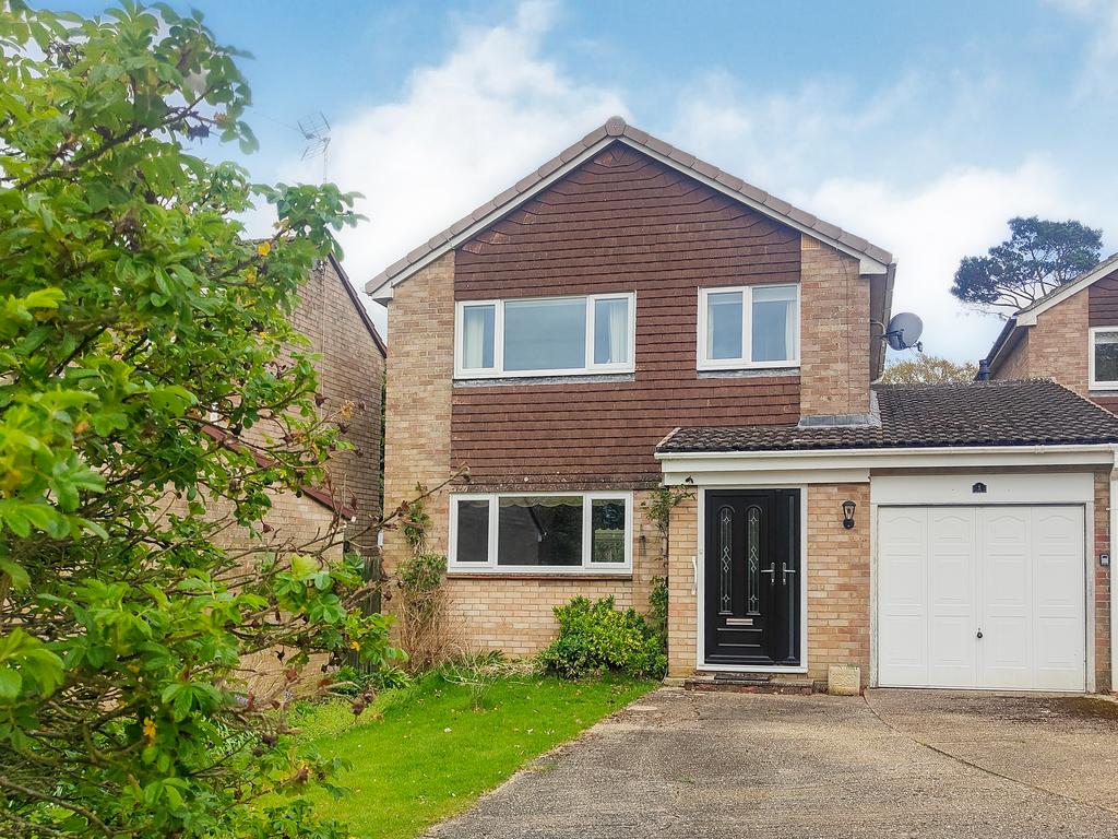 Jackdaw Close, Basingstoke, RG22 3 bed link detached house £450,000