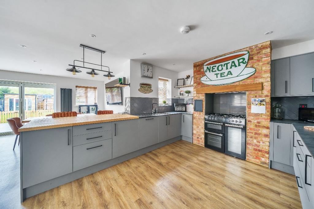 Bedford Road, Marston Moretaine, Bedford 4 bed semidetached house for