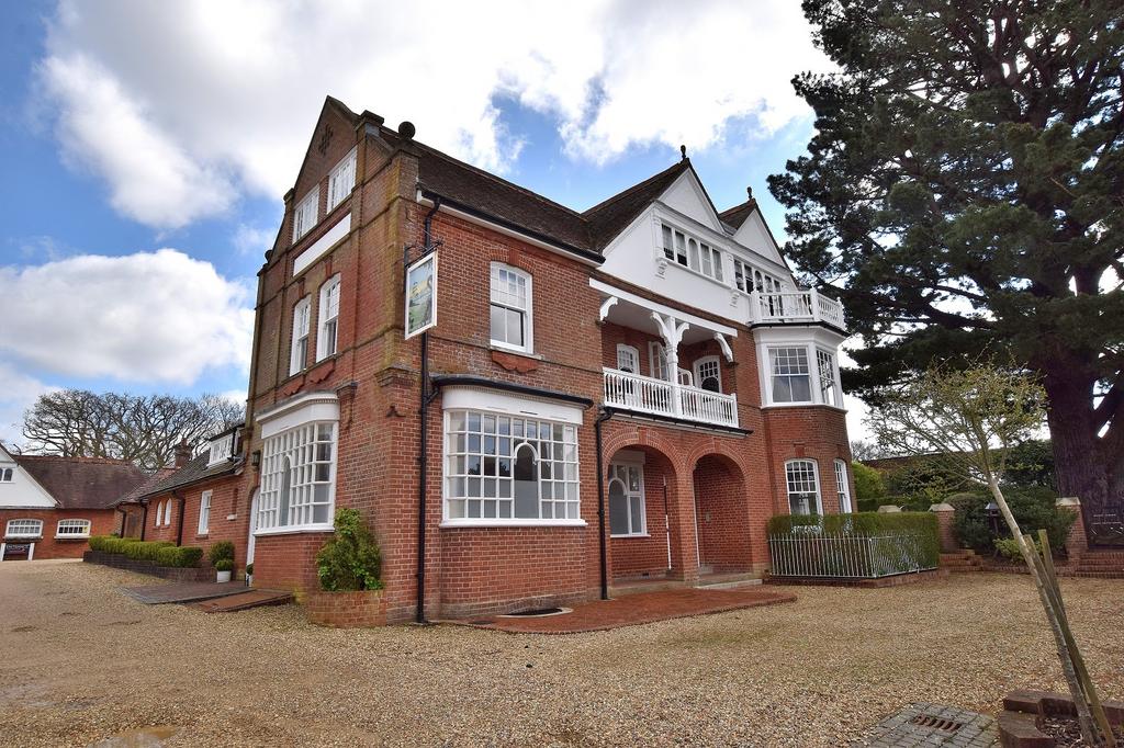 Station Road, Sway, Lymington, Hampshire. SO41 6BA 1 bed flat £1,100
