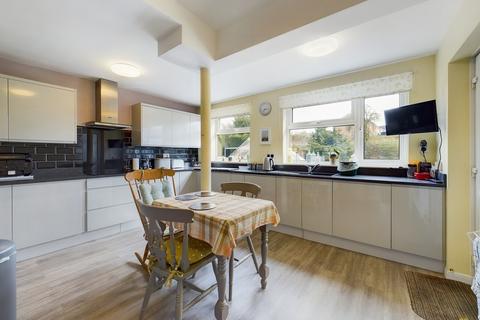60 Henhurst Hill, Burton-on-trent, DE13 9TD