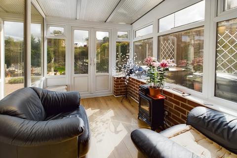 60 Henhurst Hill, Burton-on-trent, DE13 9TD