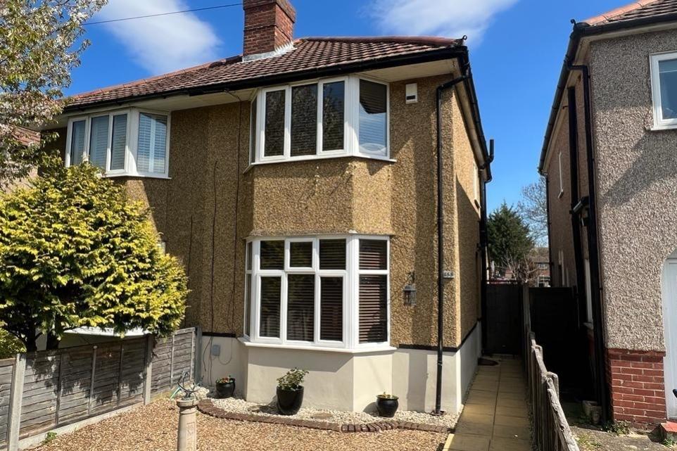 Pooley Green Road, Egham, Surrey, TW20 2 bed semidetached house £400,000