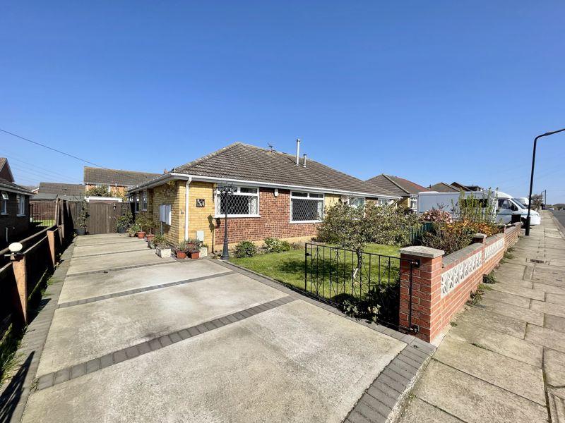 OAKWOOD DRIVE, WYBERS WOOD 3 bed semidetached bungalow for sale £174,950