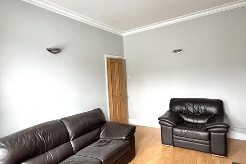 2 bedroom maisonette to rent, Mitcham, CR4