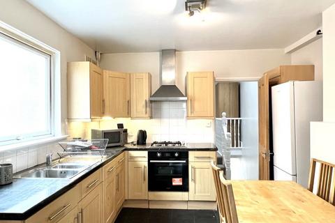 2 bedroom maisonette to rent, Mitcham, CR4