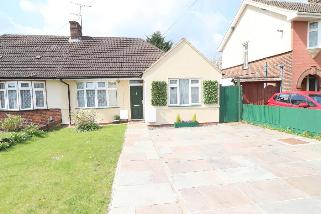 Hitchin Road, Stopsley, Luton, Bedfordshire, LU2 7UL 3 bed bungalow for