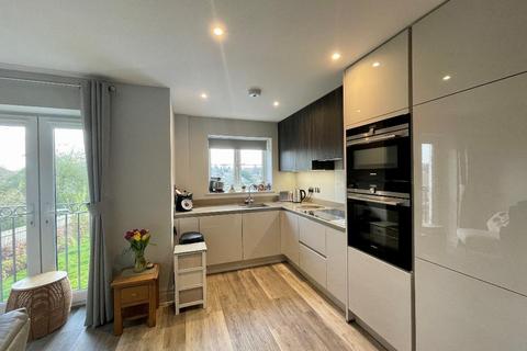 2 bedroom flat for sale, Limpsfield Road, Warlingham, Surrey, CR6 9RL