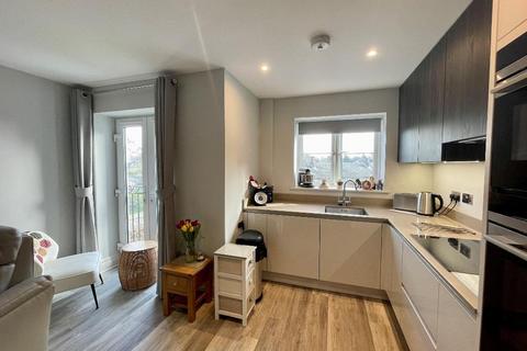 2 bedroom flat for sale - Limpsfield Road, Warlingham, Surrey, CR6 9RL