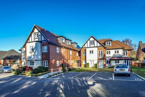 2 bedroom flat for sale, Limpsfield Road, Warlingham, Surrey, CR6 9RL