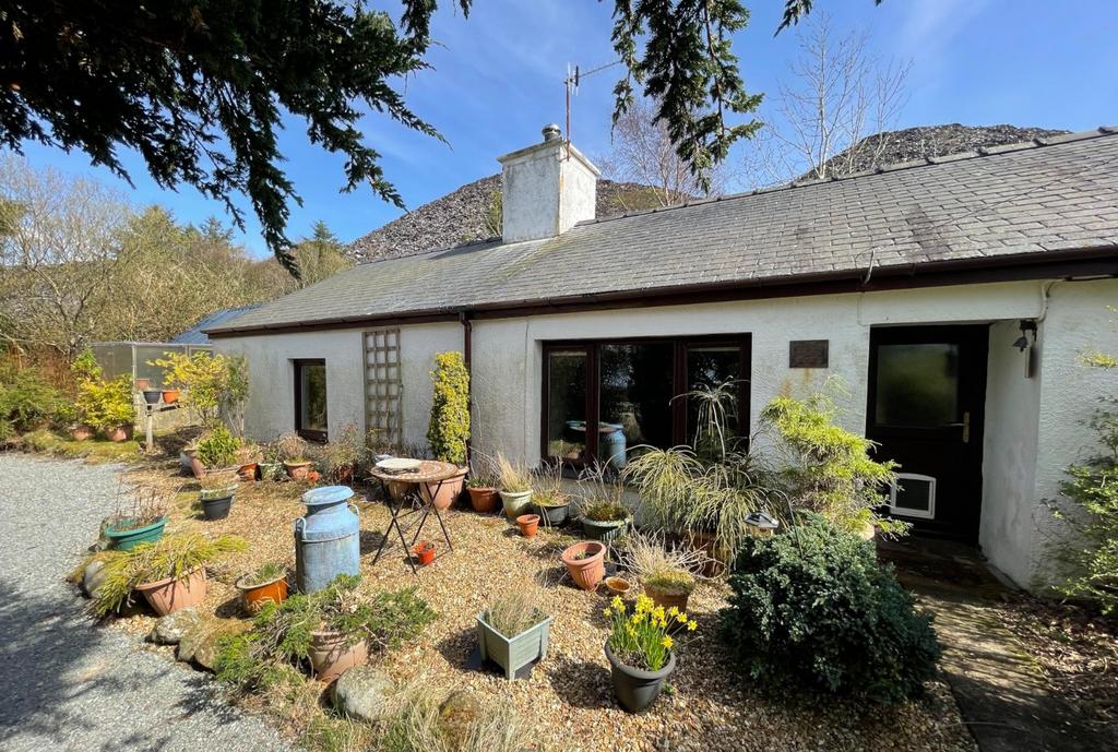 Upper Llandwrog, Caernarfon, Gwynedd, LL54 2 bed detached house for