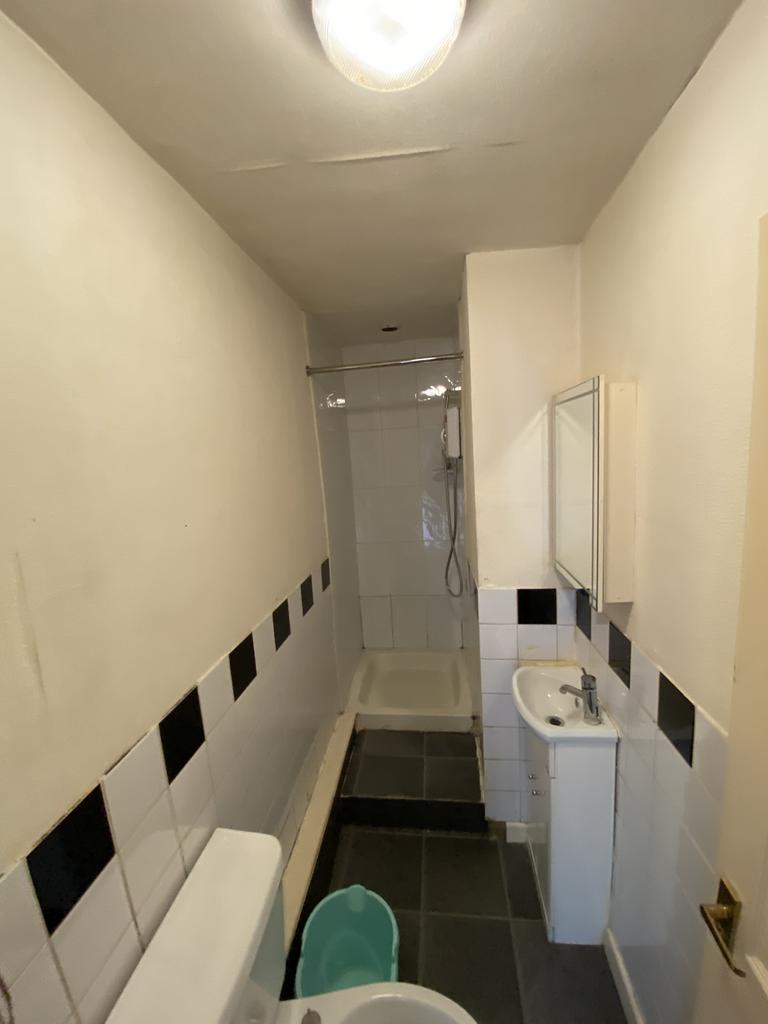 Shower room off