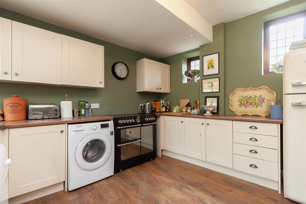 Kitchen 2.jpg