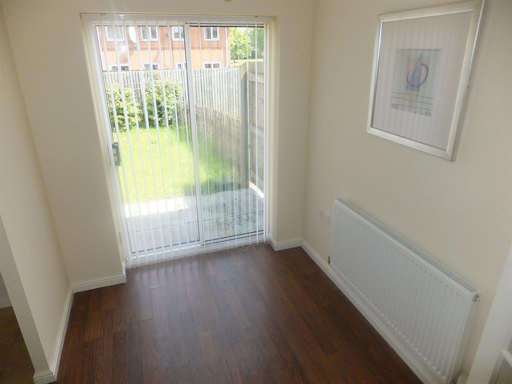 Drake Avenue, Wythenshawe... 3 bed end of terrace house £1,100 pcm (£254 pw)