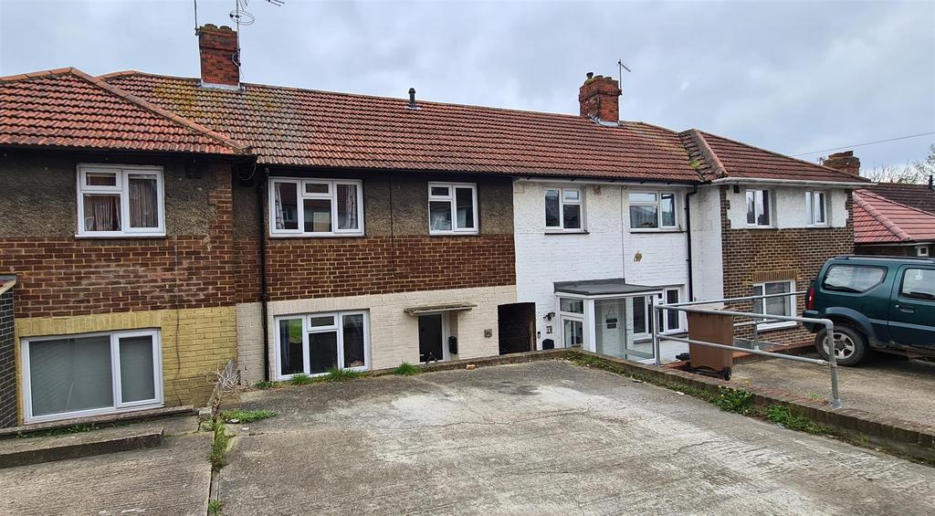 Elaine Avenue, strood 3 bed terraced house to rent £1,350 pcm (£312 pw)