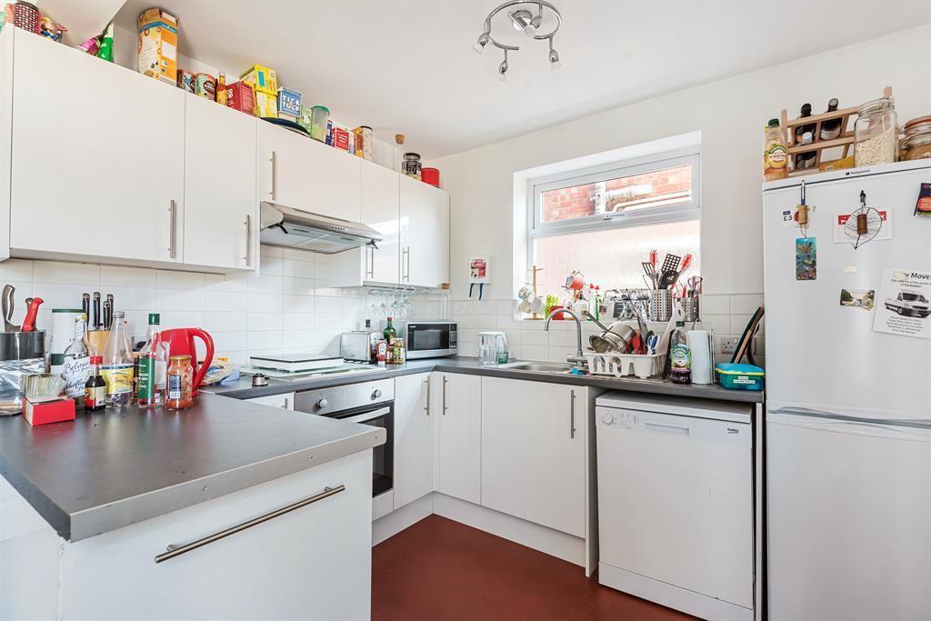 Fitted kitchen with all mod-cons