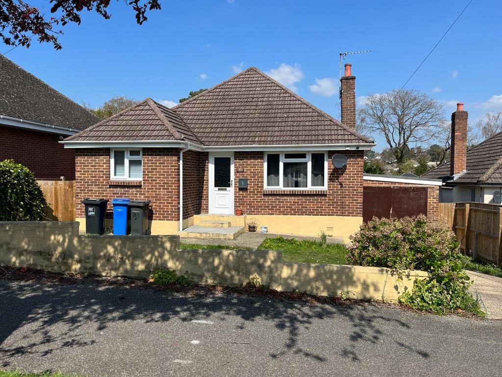 Abbotsbury Road, Broadstone 2 bed detached bungalow £1,450 pcm (£335 pw)