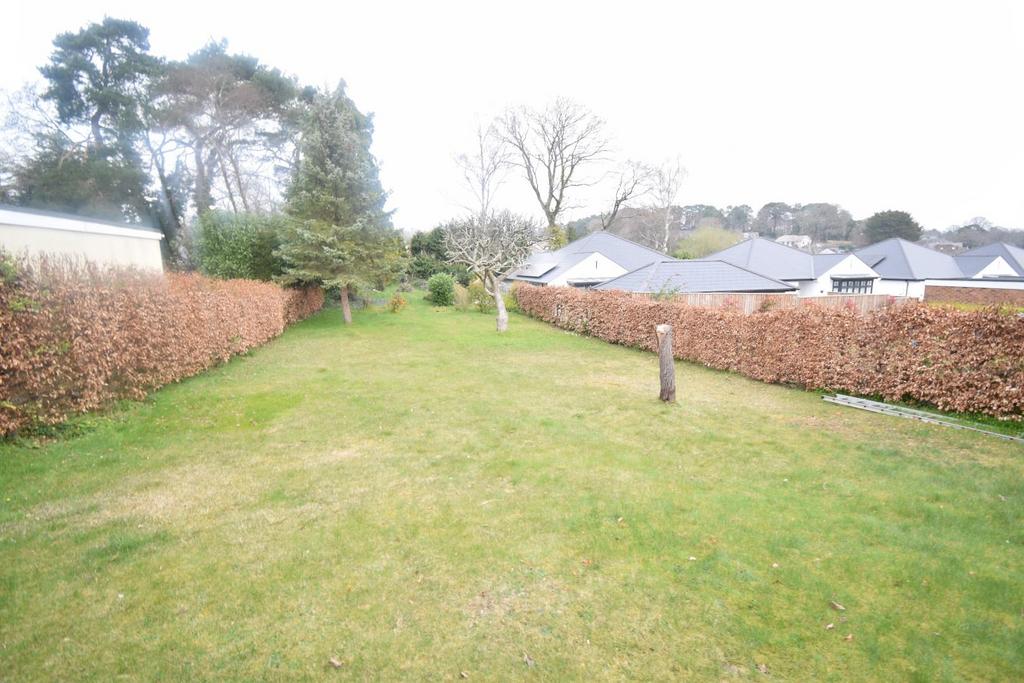 Abbotsbury Road, Broadstone 2 bed detached bungalow £1,450 pcm (£335 pw)