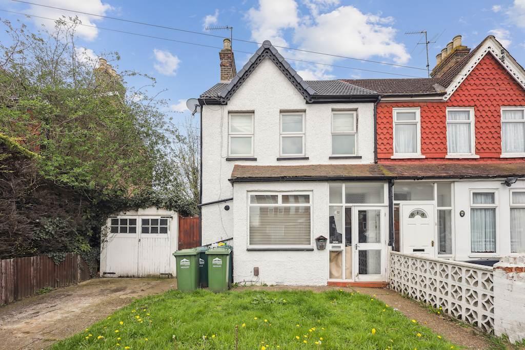 Feltham Road, Ashford TW15 1 bed flat for sale £235,000