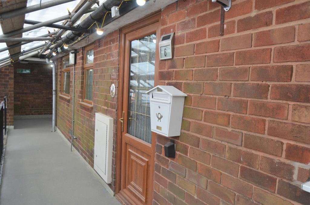 Pale Street, Upper Gornal, DY3 2BW 1 bed flat £60,000