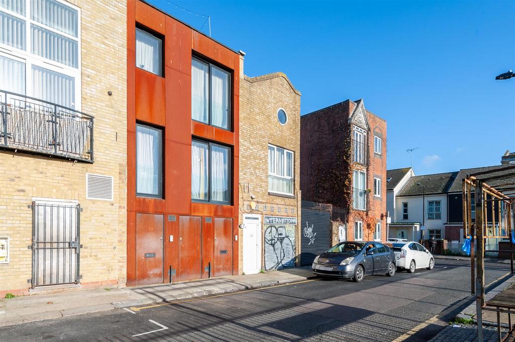 Bethnal Green Road, London 1 bed flat £1,600 pcm (£369 pw)