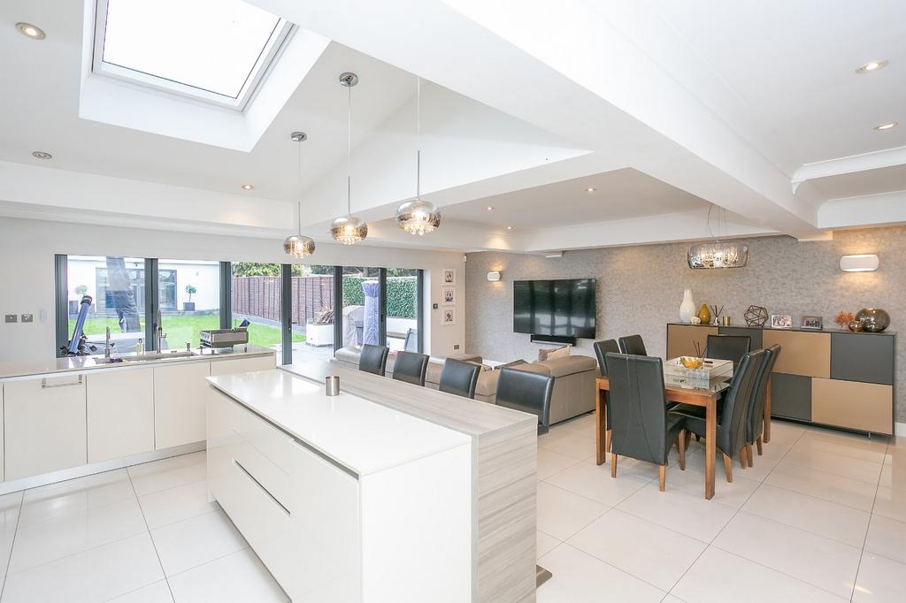 Bushey Mill Lane, Bushey, Hertfordshire, WD23 4 bed semidetached house