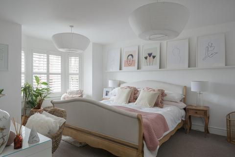 9f Lansdowne Road, Bedford, MK40 2BY