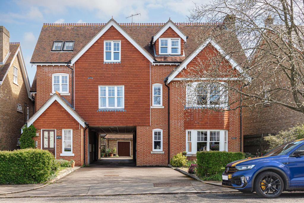 4 Hardwicke Road, Reigate 2 bed apartment for sale £650,000