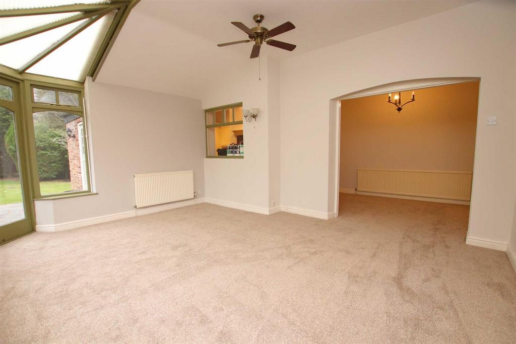 Wood Lane, Timperley, Altrincham 4 bed semidetached house to rent £