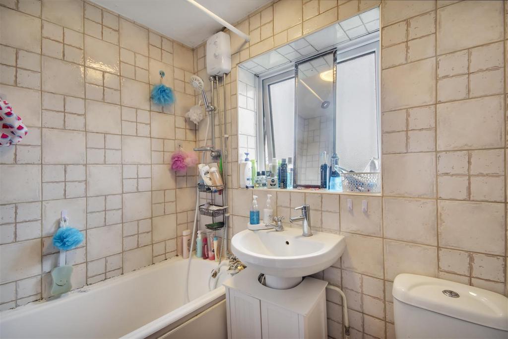 Hammonds Place, Gobowen, Oswestry 2 bed end of terrace house £130,000