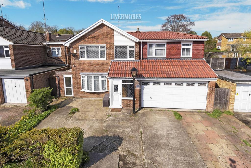 Cedar Drive 4 bed detached house for sale £600,000