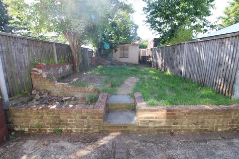 4 Aperfield Road, Erith, DA8 2BD