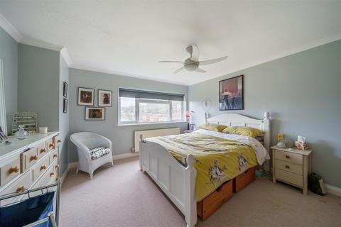 1 Lime Tree Mead, Tiverton, EX16 4PX