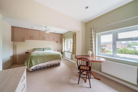 1 Lime Tree Mead, Tiverton, EX16 4PX