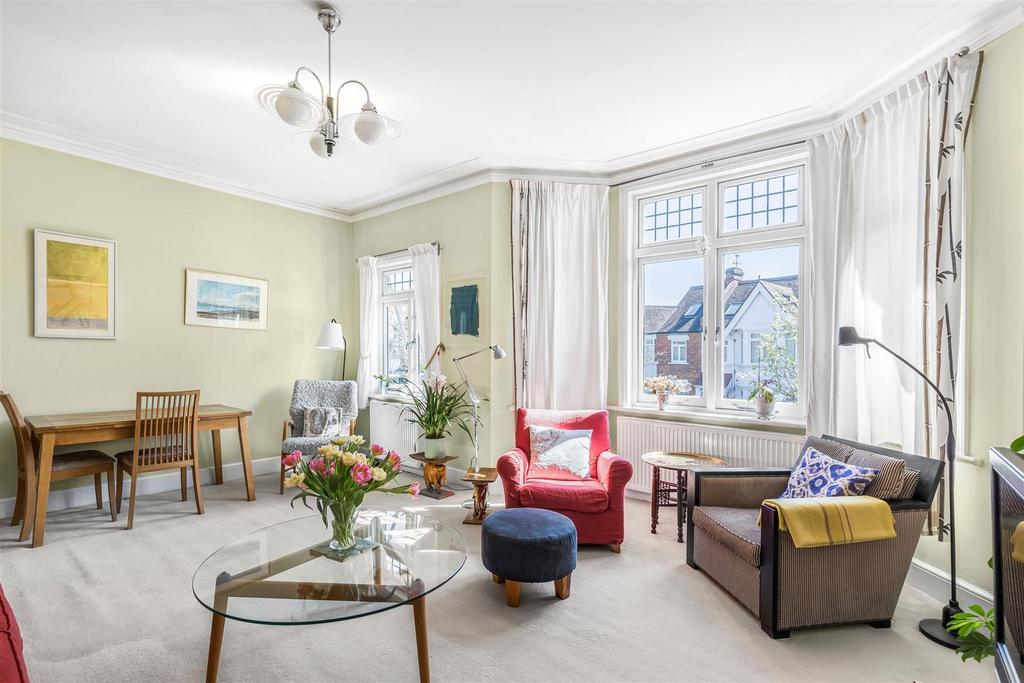 Madrid Road, Barnes, SW13 3 bed flat for sale £950,000