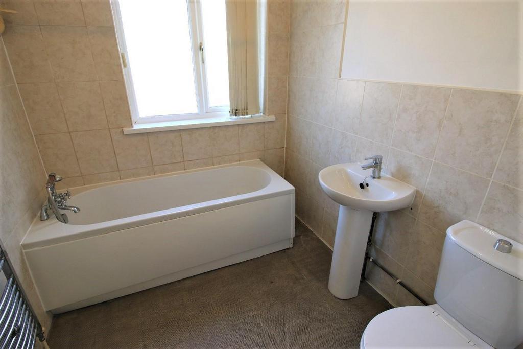 34 Gibbons Grove bathroom.jpg