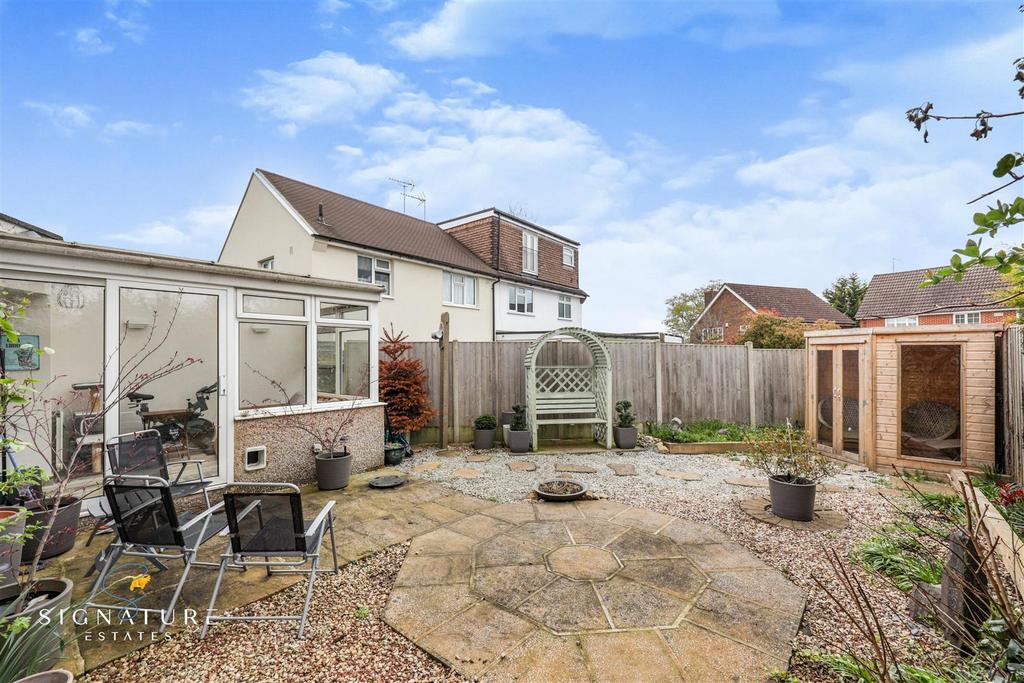 Broomfield Rise, Abbots Langley 3 bed semidetached house £500,000