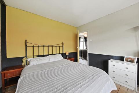 18 Warren Terrace, Romford, RM6 5SB