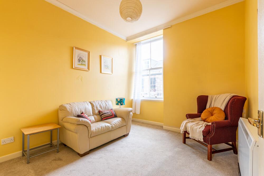 Upper Gray Street Edinburgh EH9 1SW... 1 bed flat £990 pcm (£228 pw)