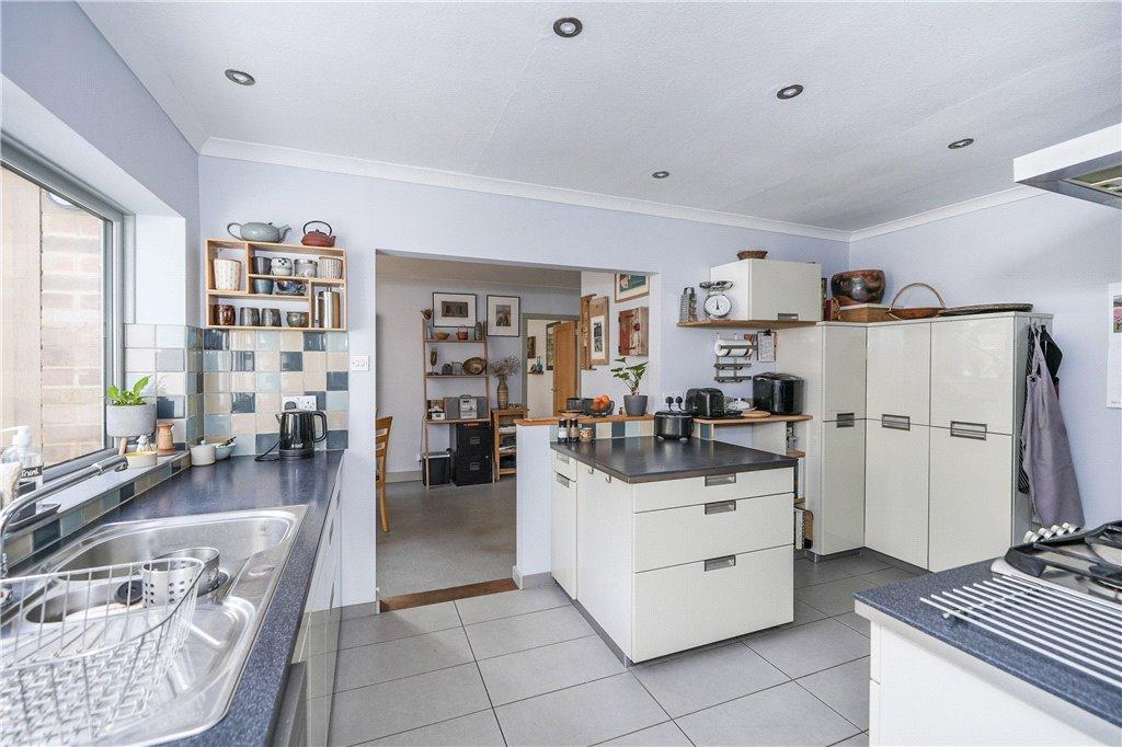 Oakdale, Harrogate, North Yorkshire 4 bed detached house for sale £