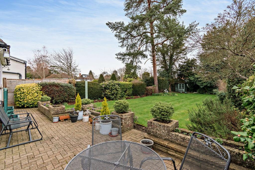 Paines Lane, Pinner Village, HA5 4 bed detached house £1,500,000