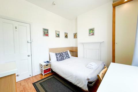 Studio to rent, Fulham Palace Road, Hammersmith, London, W6