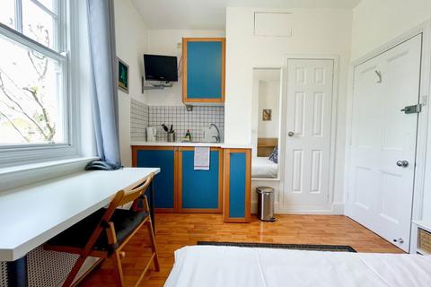 Studio to rent, Fulham Palace Road, Hammersmith, London, W6