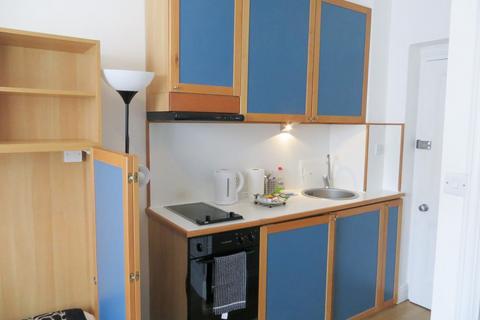 Studio to rent, Fulham Palace Road, Hammersmith, London, W6