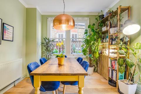 62 Winchester Road, Twickenham, TW1 1LD