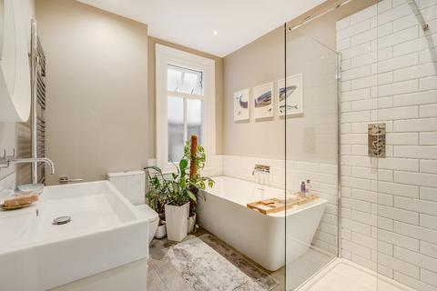 62 Winchester Road, Twickenham, TW1 1LD